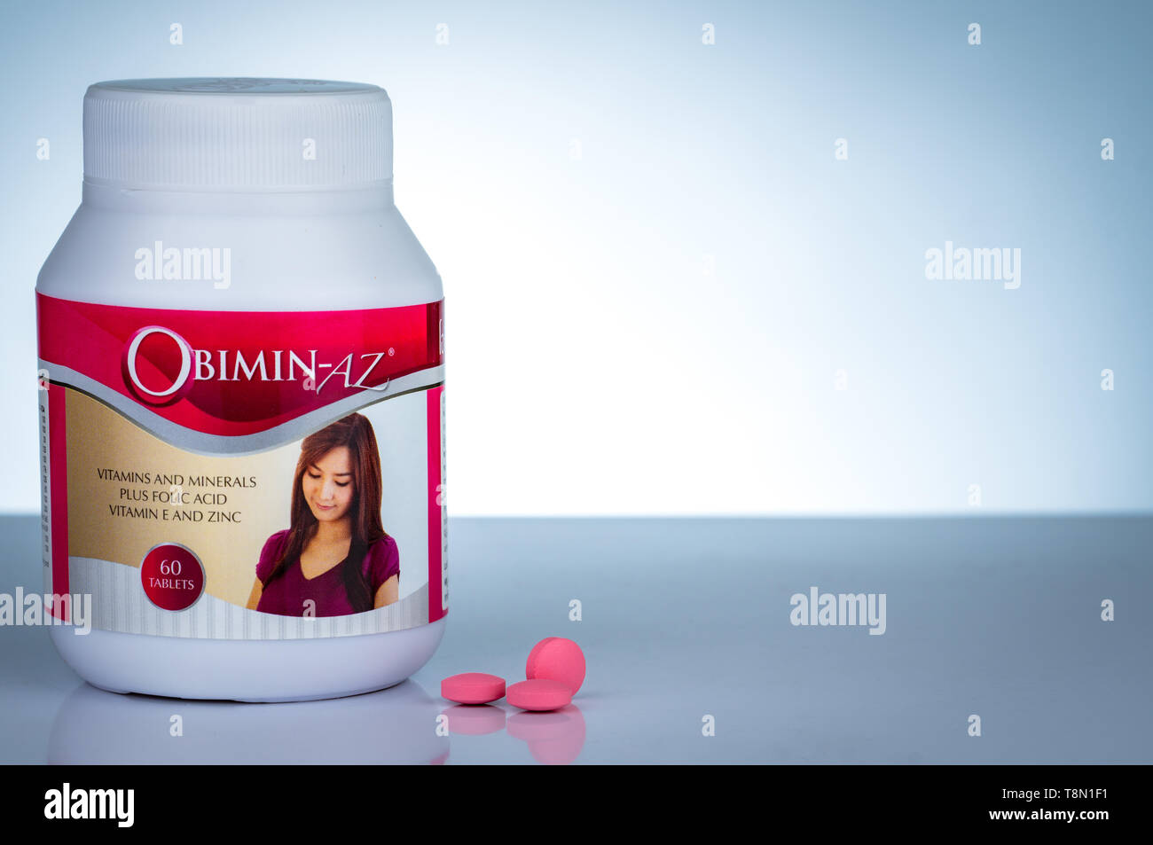 CHONBURI, Thailandia-ottobre 27, 2018 : Obimin-AZ. Le vitamine e i minerali più acido folico Vitamina E e zinco nel flacone di farmaco sul gradiente dello sfondo. Rosa Foto Stock