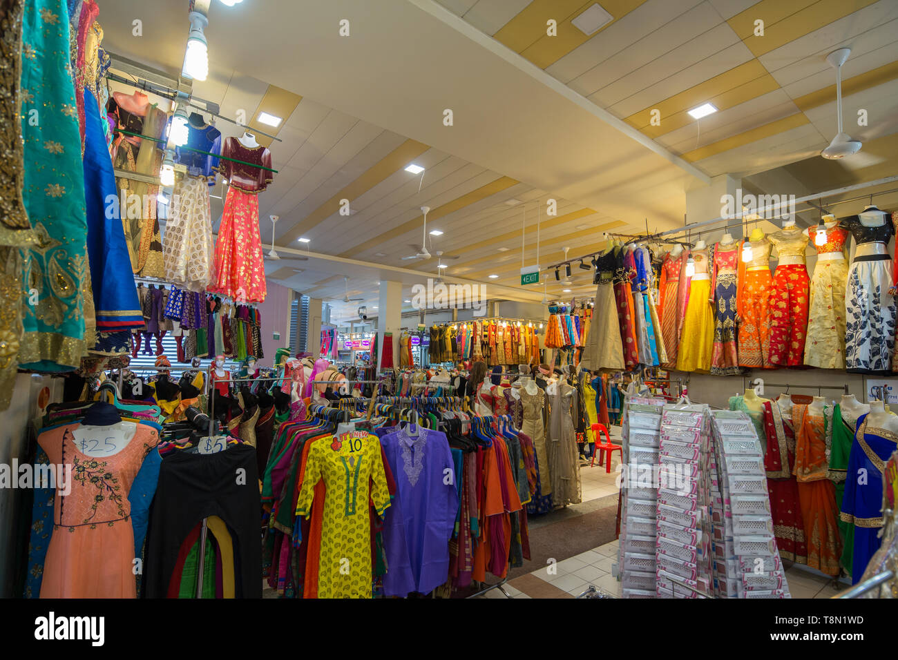 Al secondo piano del Tekka Market, Singapore si trova una vasta gamma di bei vestiti o Sari Foto Stock