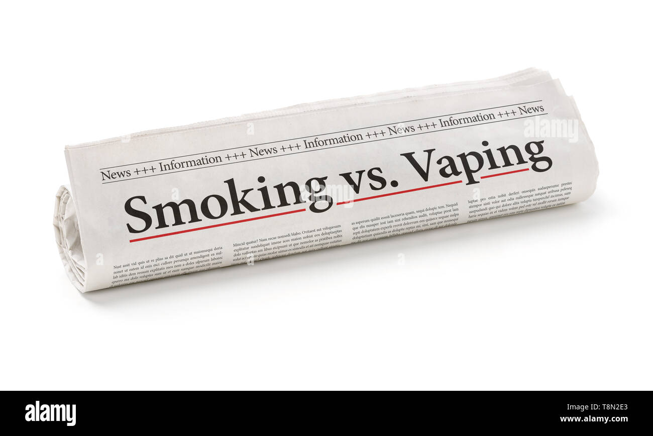 Giornale arrotolato con il titolo di fumare vs. vaping Foto Stock
