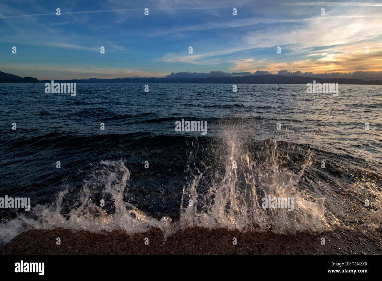 Il lago di Ohrid, un emozionante vista. Al tramonto. Foto Stock