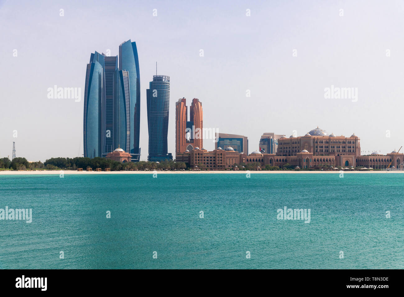 Abu Dhabi, Emirati Arabi Uniti - marzo 31. 2019. Paesaggio con grattacieli e Golfo Arabico Foto Stock