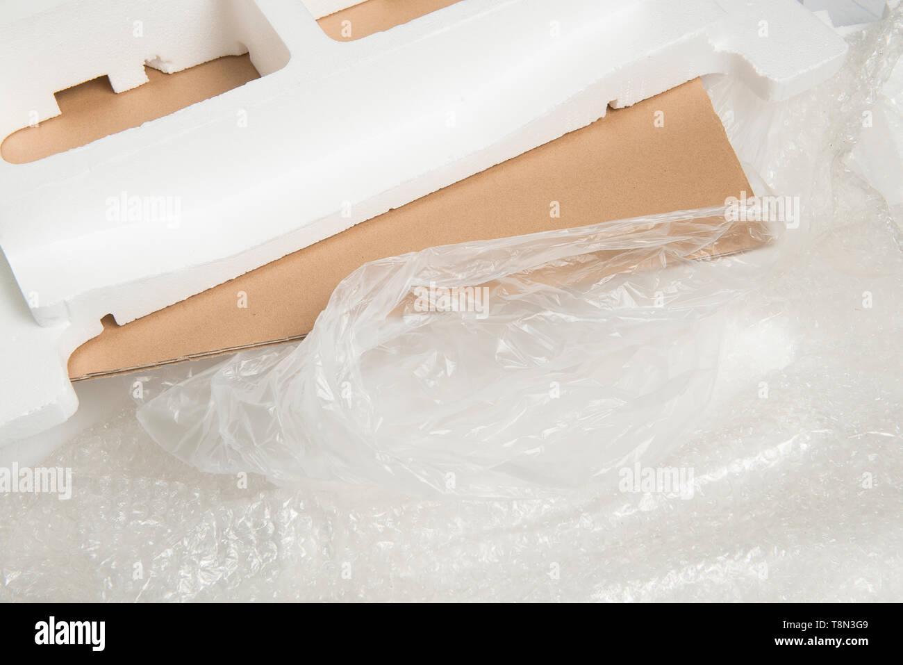 Diverso materiale di imballaggio dei rifiuti utilizzati per una voce, come cartone, plastica e polistirolo Foto Stock
