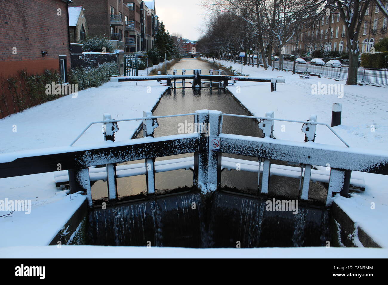 Neve sulle rive del Canal a Dublino, Irlanda Foto Stock