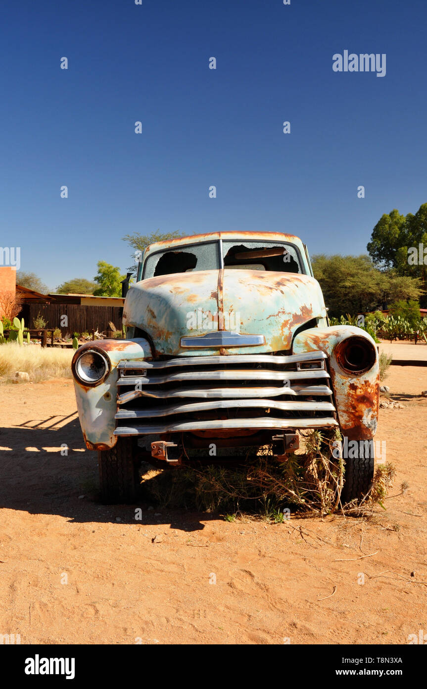 Arrugginito relitto d'auto d'epoca abbandonato nel remoto insediamento di Solitaire, Namibia Foto Stock