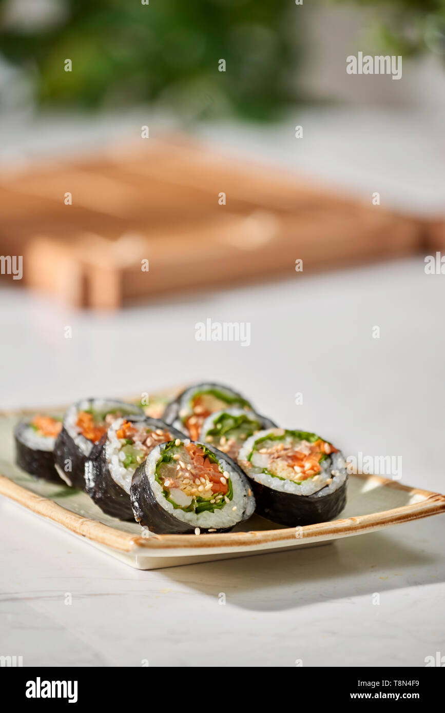 Rullo coreano Gimbap(kimbob) realizzato da il riso bianco cotto a vapore (BAP) e vari altri ingredienti Foto Stock