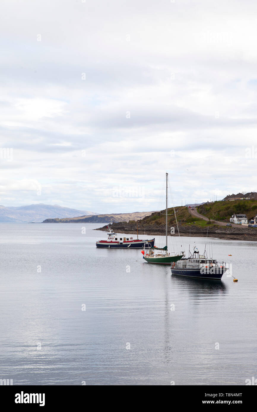 Le barche nel porto di Mallaig porto di pesca nelle Highlands scozzesi sulla costa ovest Foto Stock