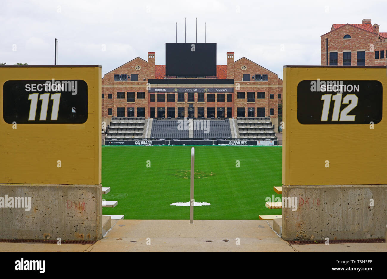 BOULDER, CO -10 maggio 2019- Vista del campo di Folsom allo stadio di calcio del college campus della University of Colorado di Boulder (CU Boulder). Foto Stock