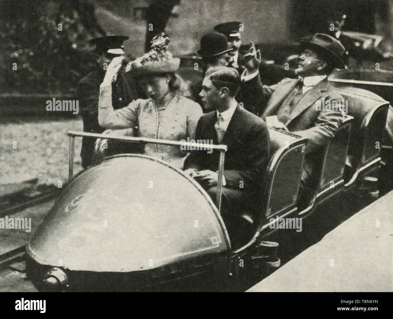 "Sua Maestà e la Principessa Maria sulla ferroviaria alpina, Earls Court Exhibition, 1913', 1937. Creatore: sconosciuto. Foto Stock