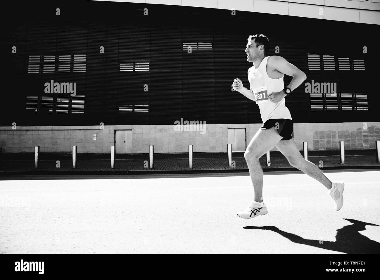 Ekaterinburg, Russia - 2 Maggio 2019: uomo runner atleta che corre via in tempesta può eseguire Foto Stock
