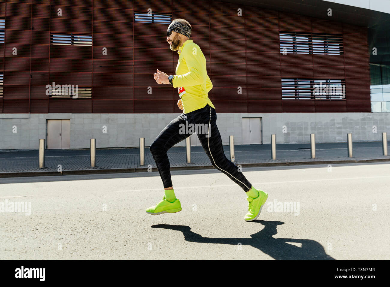 Ekaterinburg, Russia - 2 Maggio 2019: uomo runner atleta che corre via in tempesta può eseguire Foto Stock