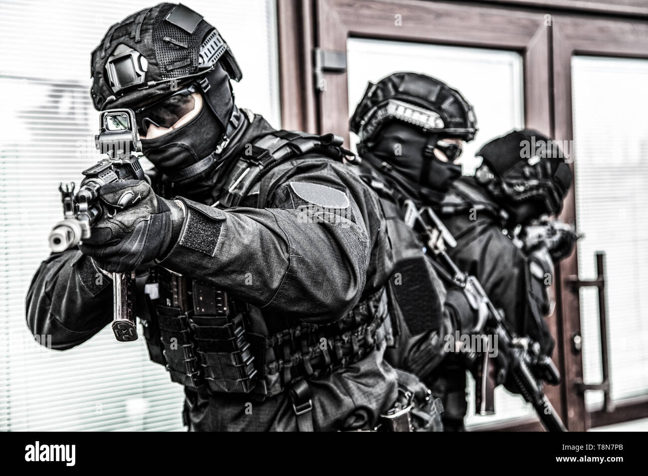 La polizia forze per le operazioni speciali fighters su raid Foto Stock