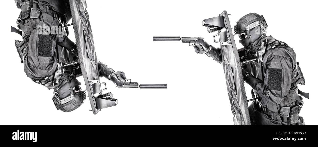 SWAT fighter di nascondersi dietro la protezione balistica su bianco Foto Stock