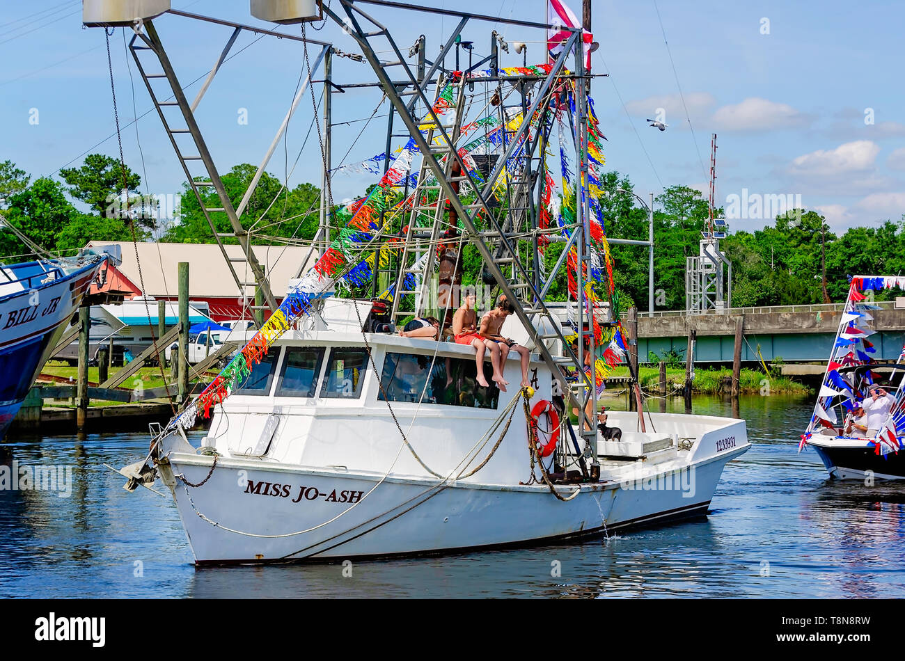 Decorate una barca da gamberetti rende la sua strada giù per il bayou durante il settantesimo benedizione annuale della flotta in Bayou La Batre, Alabama, 5 maggio 2019. Foto Stock