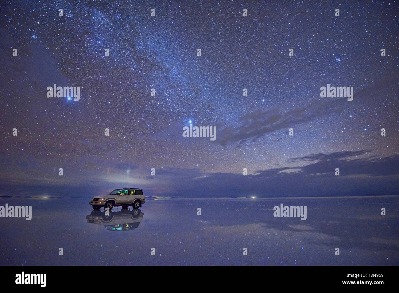 Le stelle e la Via Lattea riflessioni sul Salar de Uyuni, Bolivia Foto Stock