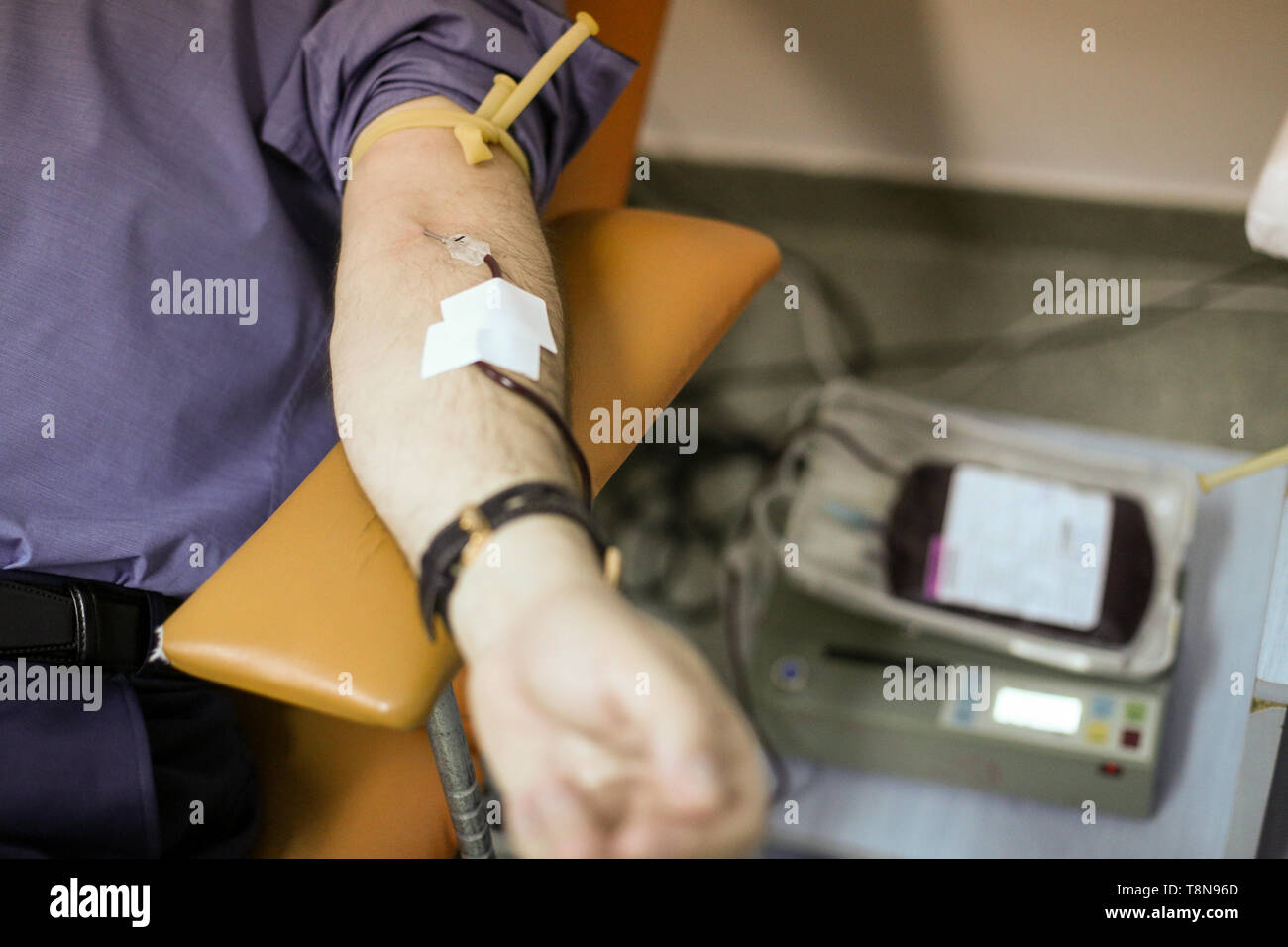 Dettagli con il braccio di un uomo la donazione del sangue. Foto Stock