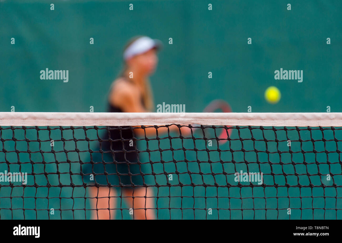 Al netto di campo da tennis sulla sfocatura dello sfondo del lettore Foto Stock