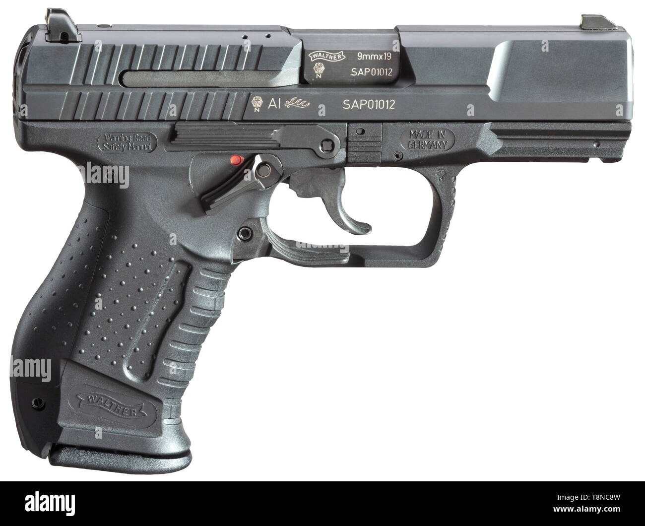 Una Walther P 99 come 'Südafrika', manualmente con sicurezza controllata Cal. 9 mm x 19, n. SAP01012. I numeri corrispondenti. Prova di tedesco Marco 2009. Simili a specchio alesaggio, lunghezza della canna 98 mm. Anti-stress trigger con leva di sblocco sul lato superiore di azione. In seguito P 99 modello con ampie scanalature del dito su azione. Attrazioni turistiche con 3 punti segni di crepuscolo, luminescente. Polimero telaio di presa con montaggio modificati e rampa round guardia. Vite lunga leva di cattura e a lungo fermo caricatore leva. Controllato manualmente la sicurezza come una caratteristica speciale su entrambi i lati del telaio di presa, posi, Additional-Rights-Clearance-Info-Not-Available Foto Stock