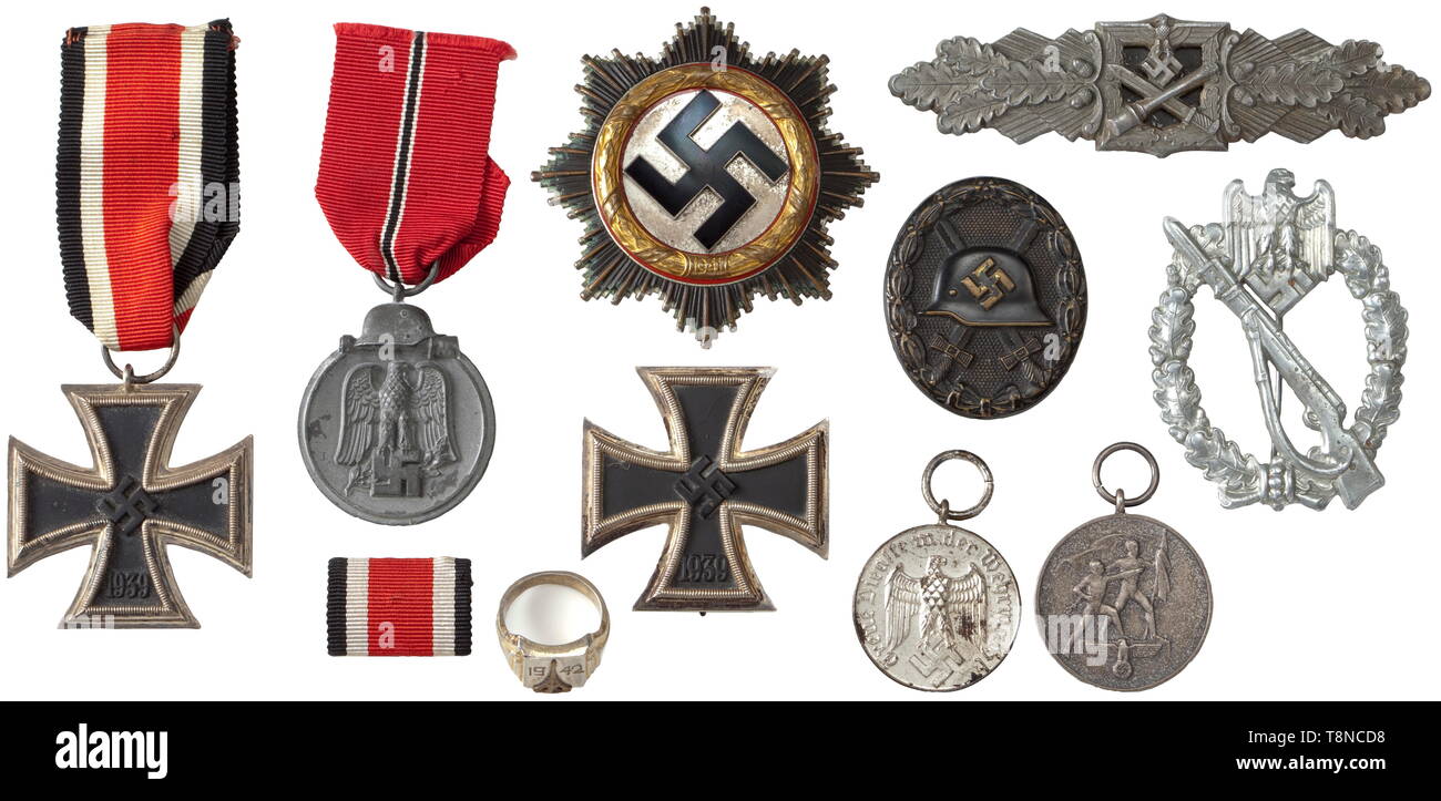 La station wagon di Leutnant Stadtler - membro della Divisione di Fanteria "Großdeutschland' e vincitore del tedesco della croce in oro Croce tedesca in oro (luce Cupal problema di maker Zimmermann, all'interno della spina di fissaggio punzonati '20', in buona, integre condizione) con il suo possesso preliminare documento rilasciato il 19 gennaio 1944 (tr) "Oberfeldwebel Stadtler 2./I.R. "GD" la Croce tedesca in oro', con firma originale di Keitel. Insieme con la sua croce di ferro di prima classe del 1939 con possesso documento (datata 2 luglio 1940, la firma originale del generale, Additional-Rights-Clearance-Info-Not-Available Foto Stock