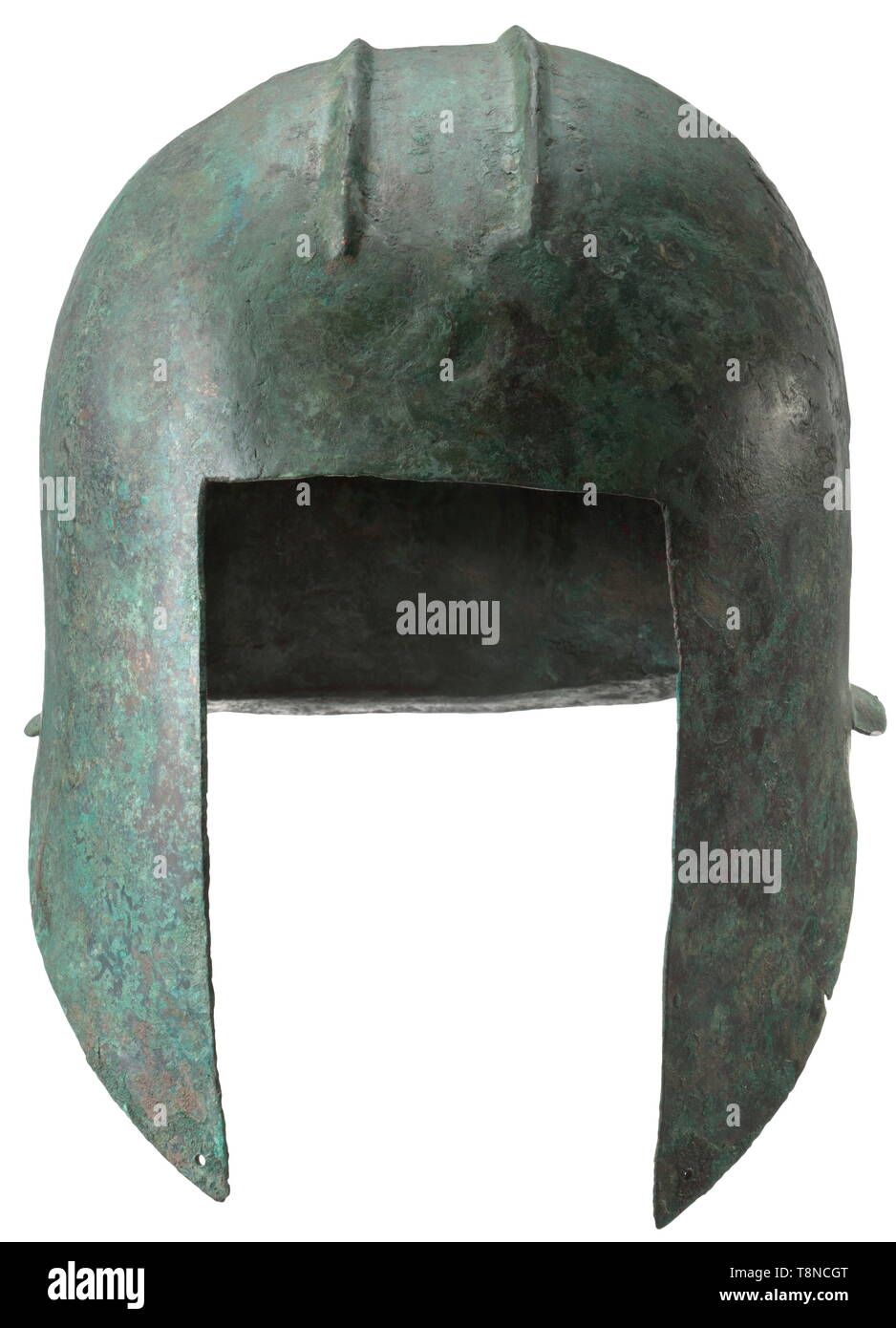 Un casco illiriche, 6A/V secolo a.c. bronzo con distinti patina verdastra. Un pezzo di cranio, la cresta offset di base da due rilievi distinti ai lati. Faccia rettangolare apertura, la guancia appuntita-pezzi ciascuno con una perforazione per la cinghia per il mento. Leggermente svasato a collo stretto di protezione. Casco robusto di buona qualità in materiale metallico. Restaurata con piccole sostituzioni. Altezza 22 cm. Provenienza: Rhenish commercio di arte. storica, storica mondo antico, antichità greca, Hellas, mondo antico, Additional-Rights-Clearance-Info-Not-Available Foto Stock