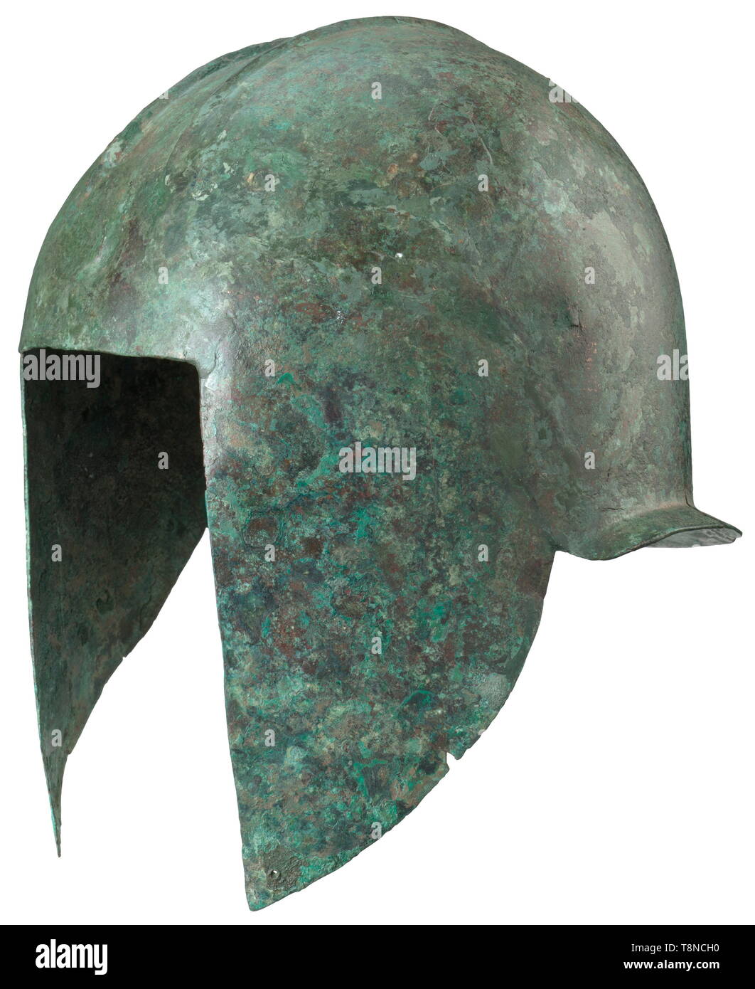 Un casco illiriche, 6A/V secolo a.c. bronzo con distinti patina verdastra. Un pezzo di cranio, la cresta offset di base da due rilievi distinti ai lati. Faccia rettangolare apertura, la guancia appuntita-pezzi ciascuno con una perforazione per la cinghia per il mento. Leggermente svasato a collo stretto di protezione. Casco robusto di buona qualità in materiale metallico. Restaurata con piccole sostituzioni. Altezza 22 cm. Provenienza: Rhenish commercio di arte. storica, storica mondo antico, antichità greca, Hellas, mondo antico, Additional-Rights-Clearance-Info-Not-Available Foto Stock