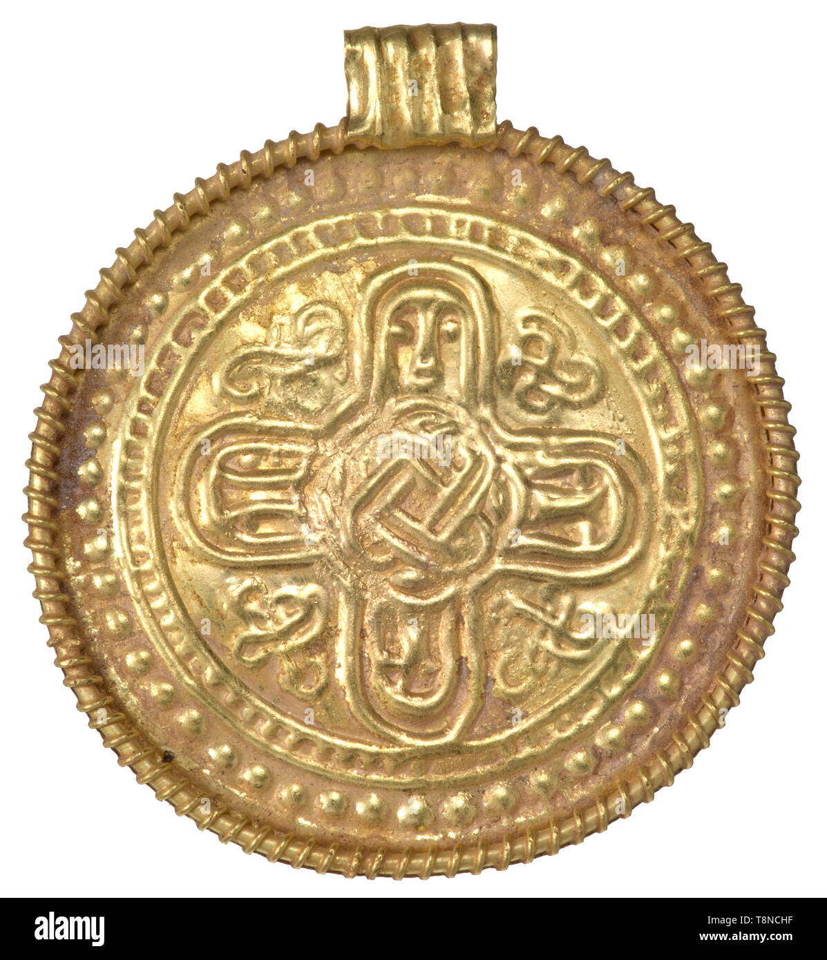 Un North European golden bracteate gioielli con simboli cristiani, 6th/VII secolo d.c. unilateralmente il foglio ha colpito oro con croce centrale motif di bande decorative con quattro mascheroni ecc.... Decorazione di confine di diverse bande decorative con rinforzo sovrapposte realizzate dal filo con filo. Gola anello portante, saldato su un lato. Diametro 36 mm, peso 7,5 g. Provenienza: Rhenish commercio di arte. storica, storica mondo antico, Additional-Rights-Clearance-Info-Not-Available Foto Stock