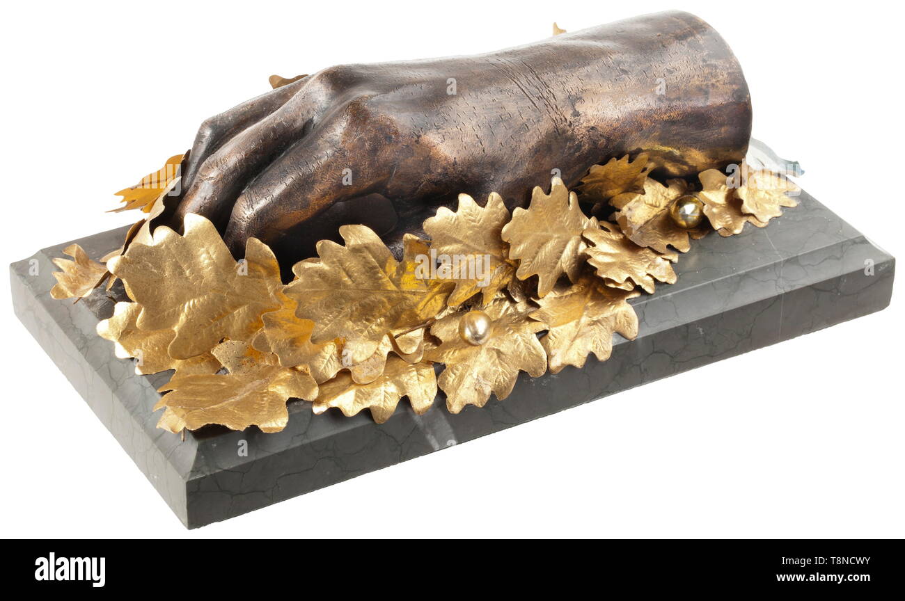 Il re Ludovico II di Baviera (1845 - 1886) - una fusione in bronzo della mano destra di fusione cava, lunghezza 22,5 cm. Sul fuso a snodo dell'articolazione del polso è incisa la iscrizione commemorativa (tr). "La mano destra di re Ludwig II - Berg 14 GIUGNO 1886'. La carta oro di foglie di quercia avvolta intorno alla mano, fiori artificiali e una prua in colori bavarese legato al braccio. Montato su un vecchio, marmo grigio base con carta di rivestimento sul fondo, quindi etichetta di inventario "A.S.A.R. la Princesse Adalberto de Bavière - Monaco - Nymphenbourg" ca. 27 x 15 x 3 cm. Sul occasio, Additional-Rights-Clearance-Info-Not-Available Foto Stock