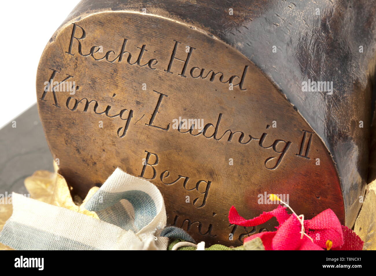 Il re Ludovico II di Baviera (1845 - 1886) - una fusione in bronzo della mano destra di fusione cava, lunghezza 22,5 cm. Sul fuso a snodo dell'articolazione del polso è incisa la iscrizione commemorativa (tr). "La mano destra di re Ludwig II - Berg 14 GIUGNO 1886'. La carta oro di foglie di quercia avvolta intorno alla mano, fiori artificiali e una prua in colori bavarese legato al braccio. Montato su un vecchio, marmo grigio base con carta di rivestimento sul fondo, quindi etichetta di inventario "A.S.A.R. la Princesse Adalberto de BaviÃ¨re - Monaco - Nymphenbourg" ca. 27 x 15 x 3 cm. In occasi, Additional-Rights-Clearance-Info-Not-Available Foto Stock