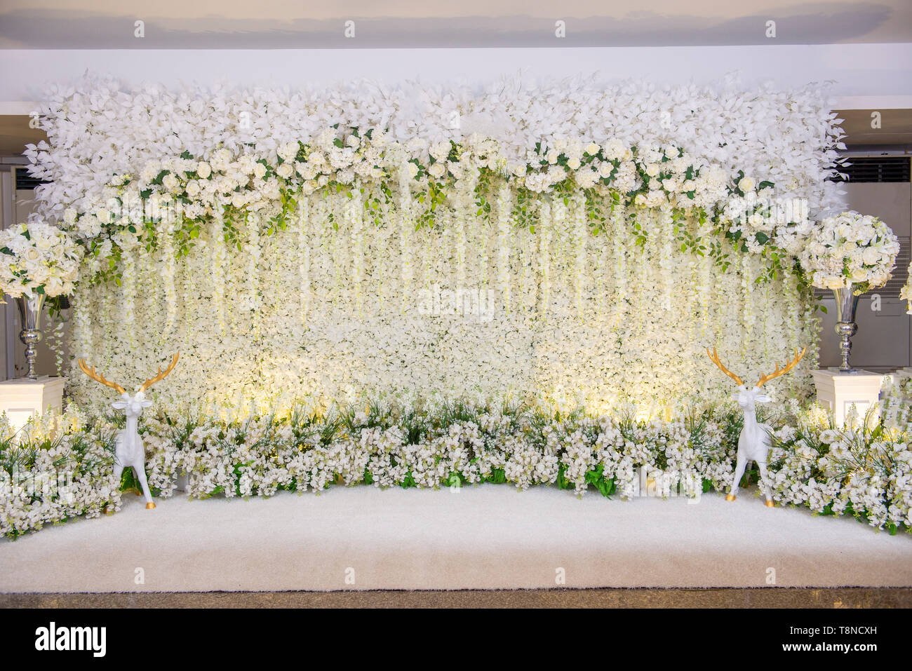 Sfondo di matrimonio con fiori e decorazioni per matrimoni Foto Stock