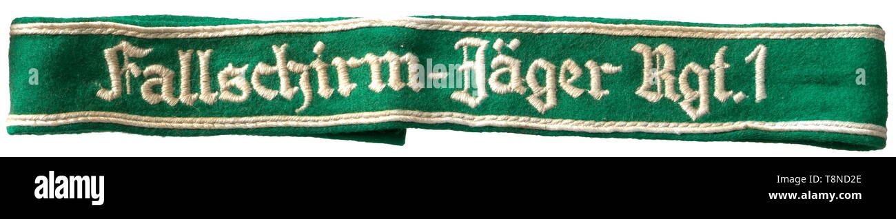 Un badge Paratroper e bracciale titolo - Jäger Rgt. 1 Il badge in sottile, metallo non ferroso problema della Wilhelm Deumer ferma in Lüdenscheid (tipo A, duranti p. 185). Aquila Dorata, brunito corona, in un eccezionale stato di conservazione. Larghezza 42,8 mm. Peso 25,3 g. È incluso un bracciale titolo "Fallschirm-Jäger Rgt.1' in macchina problema ricamato sul panno verde. Lunghezza 48 cm. L'indossatore è stato Hans Schardt, II./Fallschirmj. Rgt. 1. storica, storica, premi award, Reich tedesco, Terzo Reich, era nazista, il Nazionalsocialismo, oggetto, oggetti, alambicchi, medaglia, decorazione, medaglie, decora, Editorial-Use-solo Foto Stock