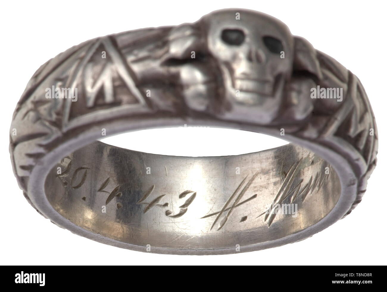 Una morte di anello di testa di SS-Sturmbannführer Matz produzione personalizzata del gioielliere Gahr, Monaco di Baviera, separatamente-saldati sulla morte di testa, la superficie interna con inciso la dedizione 'S.lb. Matz 20.4.43 H. Himmler'. Peso 10,5 g, diametro interno 19 mm. Sturmbannführer Matz (1897 - 1956) era una delle principali della Schutzpolizei, distribuito in Sevastopol e Trieste. Quando l'anello è stato conferito, egli era il maggiore del personale delle SS e polizia leader nel settore della Crimea. storica, storica del xx secolo, 1930S, 1940s, Waffen-SS Divisione armati delle SS, servizio armato, servizi armati, N, Editorial-Use-solo Foto Stock