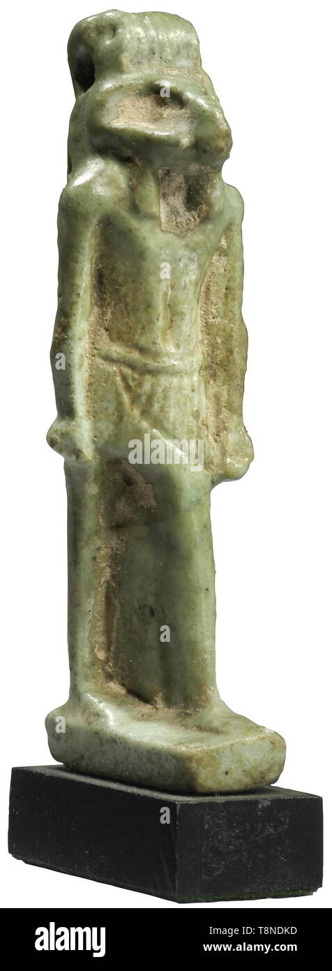 Un egiziano faience verde amuleto di Khnum, fine dinastia 664 - 343 A.C. il ram-intitolata Dio creatore che ha fatto l'uomo sul tornio del vasaio. Altezza 6,4 cm. Provenienza: Raccolta di Mme. R. S, Parigi, acquisita negli anni sessanta. Drouot, Paris, aprile 2004. USA-lotto, vedere pagina 5. storica, storica mondo antico, Additional-Rights-Clearance-Info-Not-Available Foto Stock