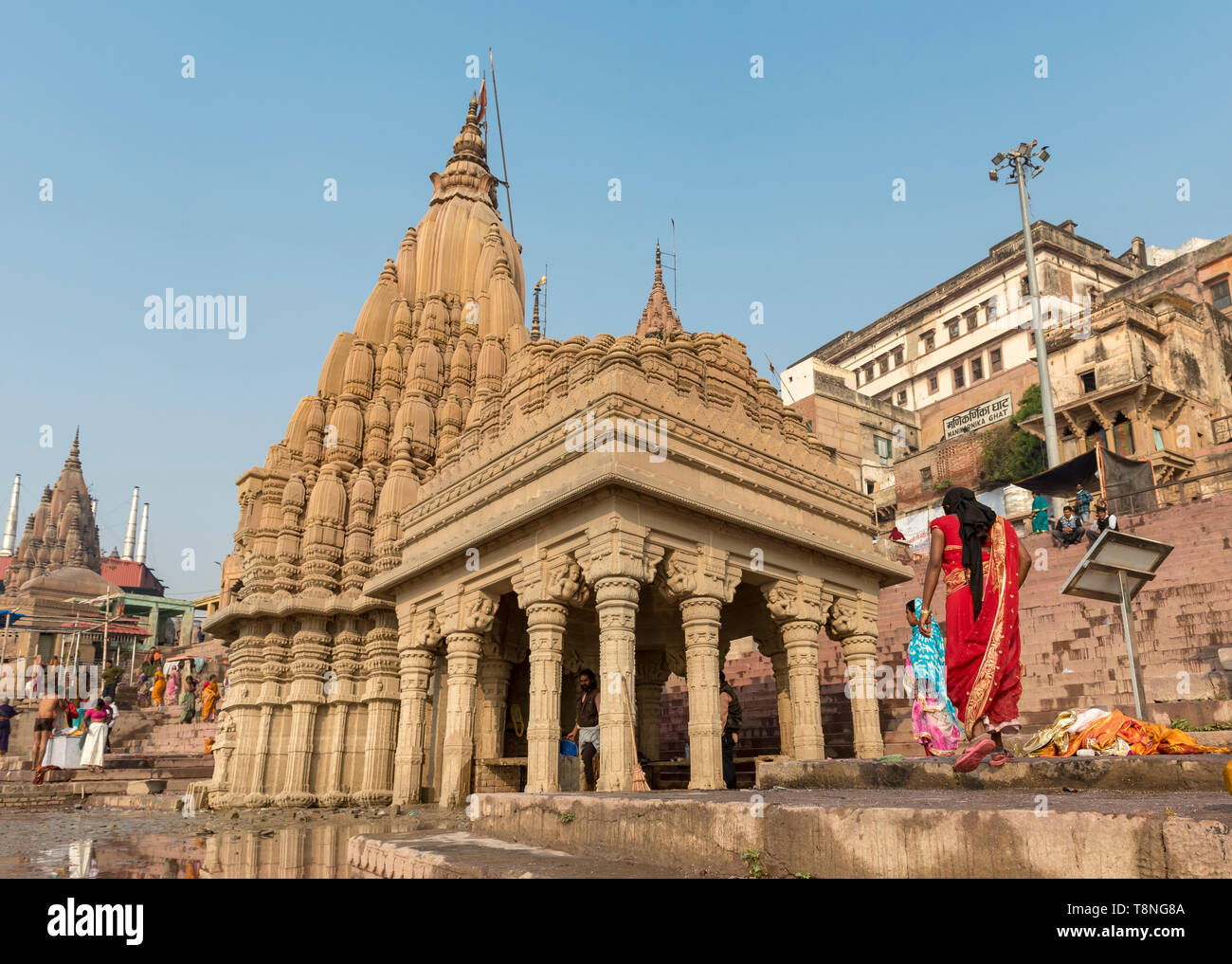 Shri pendente Ratneshwar Mahadev tempio sul Fiume Gange, Varanasi, India Foto Stock