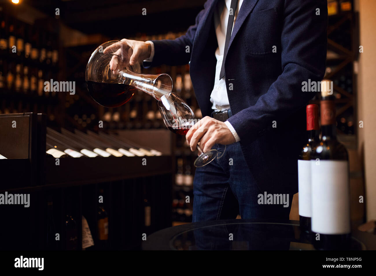 Giovane uomo la miscelazione di vini. creazione del vino indimenticabile. concetto d'arte. close up foto ritagliata Foto Stock