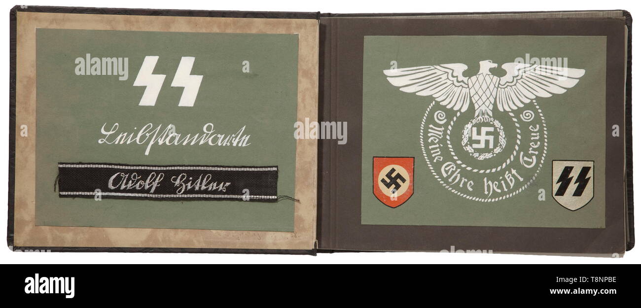 Un album di foto di un membro della divisione Leibstandarte SS Adolf Hitler coperchio marrone con acciaio casco appliqué, circa 105 colla-apposta immagini, alcuni con iscrizioni. All'interno dell'album una abbreviato "Adolf Hitler' titolo bracciale, ricamati a mano con rilascio di leader, lunghezza 17 cm, due acciaio casco decalcomanie delle Waffen-SS, entrambi i lati decorata con SS-rune e le Waffen-SS-motto "eine Ehre heißt Treue". Immagini includono giuramento, zona di addestramento militare Döberitz, cartoline del Berlin Lichterfelde caserma, doveri giornalieri, Adolf Hitler passi lungo la frontline, campagna francese,, Editorial-Use-solo Foto Stock