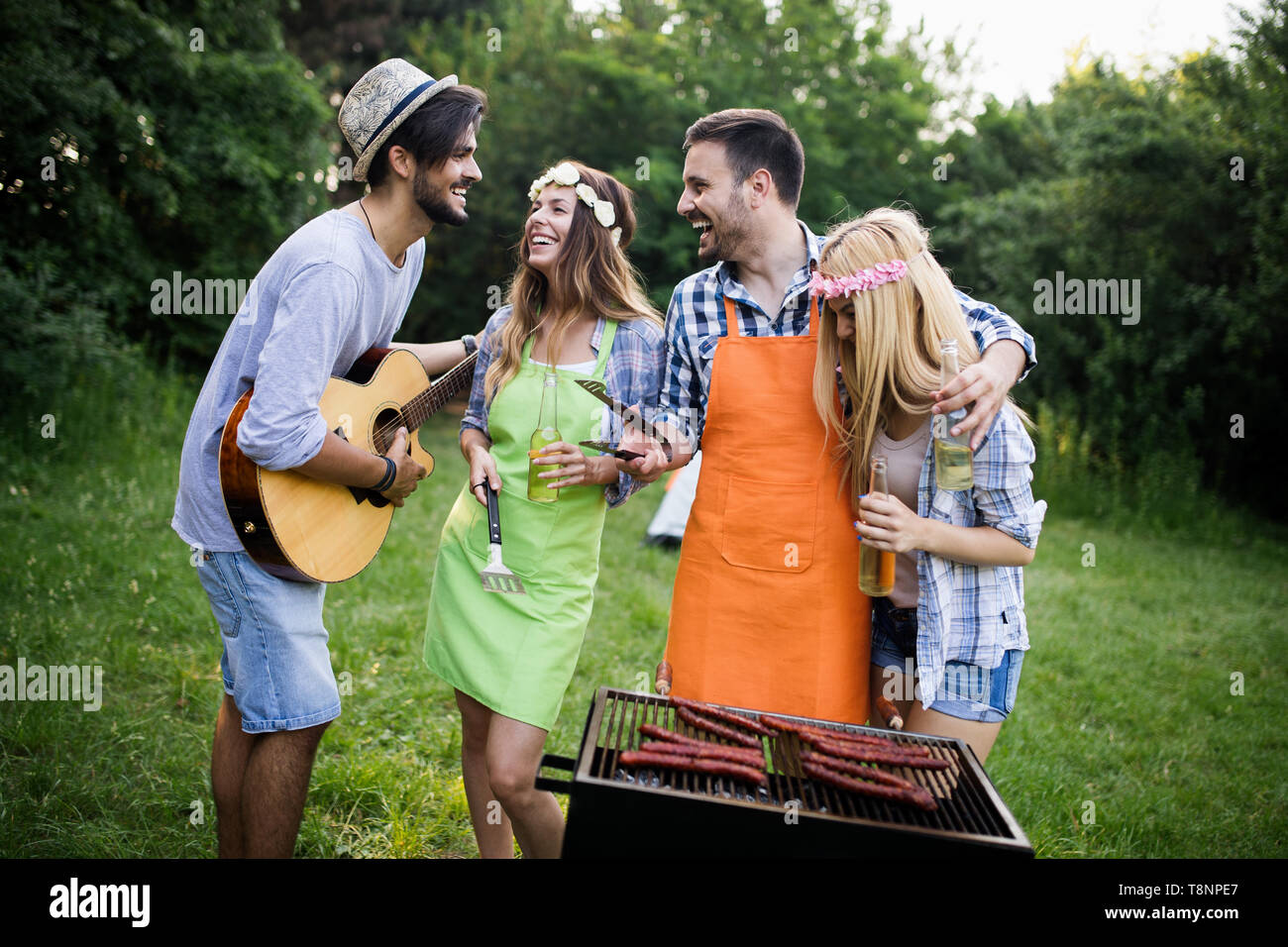 Gruppo di amici fare barbecue nella natura Foto Stock