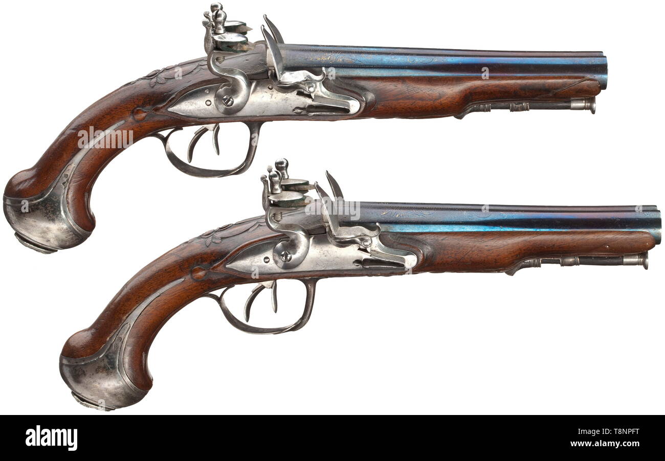Una coppia di argento francese-montato, doppi flintlock pistols, circa 1780 parallelo, (nuova) brunito canne lisce in 13 mm di calibro con resti di intarsi in oro in pantaloni. Flintlocks liscia con le piastre di chiusura curve. Florally legno di noce intagliato stock con stampigliato arredi d'argento, il pomo caps con antichi simili, diversi busti ritratto. Sostituito ramrods con punte in ferro. Lunghezza 31 cm ciascuno. storico, storico, civile pistola, civile pistole, palmare, Gun, pistole, armi da fuoco, braccio di fuoco, armi da fuoco, armi da fuoco, armi, armi, arma, braccio, xviii ce, Additional-Rights-Clearance-Info-Not-Available Foto Stock