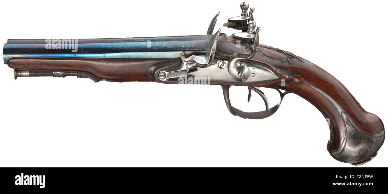 Una coppia di argento francese-montato, doppi flintlock pistols, circa 1780 parallelo, (nuova) brunito canne lisce in 13 mm di calibro con resti di intarsi in oro in pantaloni. Flintlocks liscia con le piastre di chiusura curve. Florally legno di noce intagliato stock con stampigliato arredi d'argento, il pomo caps con antichi simili, diversi busti ritratto. Sostituito ramrods con punte in ferro. Lunghezza 31 cm ciascuno. storico, storico, civile pistola, civile pistole, palmare, Gun, pistole, armi da fuoco, braccio di fuoco, armi da fuoco, armi da fuoco, armi, armi, arma, braccio, xviii ce, Additional-Rights-Clearance-Info-Not-Available Foto Stock