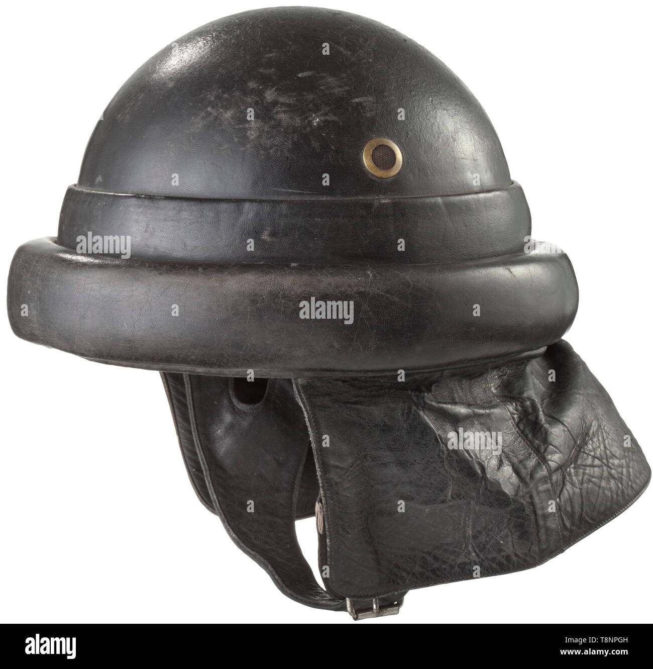 Un casco per gli equipaggi del serbatoio in cuoio nero casco protettivo con circostante il bordo di battuta. Ogni lato con un foro di ventilazione con griglia di protezione. Protezione collo e fascette di chiusura anche in pelle, di intagli per le orecchie, semplice, nichel-ferro nichelato chiusura. In pelle marrone con fodera sfocato maker's timbro, sottolineando di grossolani giallo tessuto di lana. Casco per la dimensione della testa circa 57/58 cm. Con lievi segni di età e di utilizzo. Viene fornito con il libro "Volontari dell'Esercito nella Guerra di Spagna', 1939, con le illustrazioni del casco. I membri dell'italiano , Additional-Rights-Clearance-Info-Not-Available Foto Stock