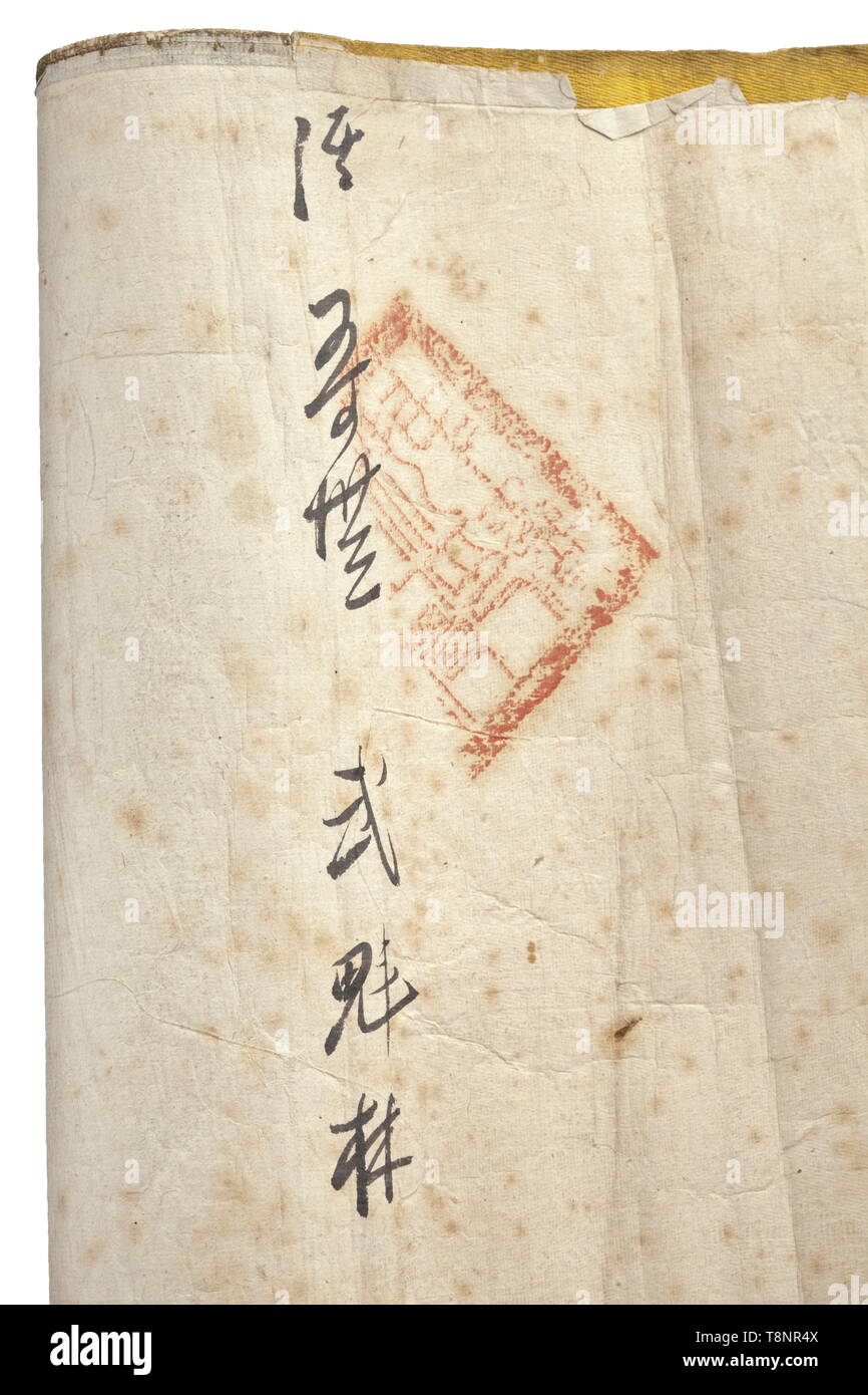Un editto dell'Imperatore Daoguang regni (1821 - 1850), della dinastia Qing, datato 15 ottobre 1845 certificato di encomio rilasciati per i genitori di un funzionario. Bella calligrafia in cinese Han e Manchurian, nel centro due leggermente sbiadite sigilli ufficiali con l'imperatore del nome e data. Testo scritto su bianco seta brocade backed con carta, la parte superiore e inferiore dell'editto di giallo e arancione-rosso brocade. Dimensioni 227 x 33,5 cm. Daoguang è considerata un atto sovrano che cercò di inibire il commercio dell'oppio nel suo impero. storica, storico Additional-Rights-Clearance-Info-Not-Available Foto Stock