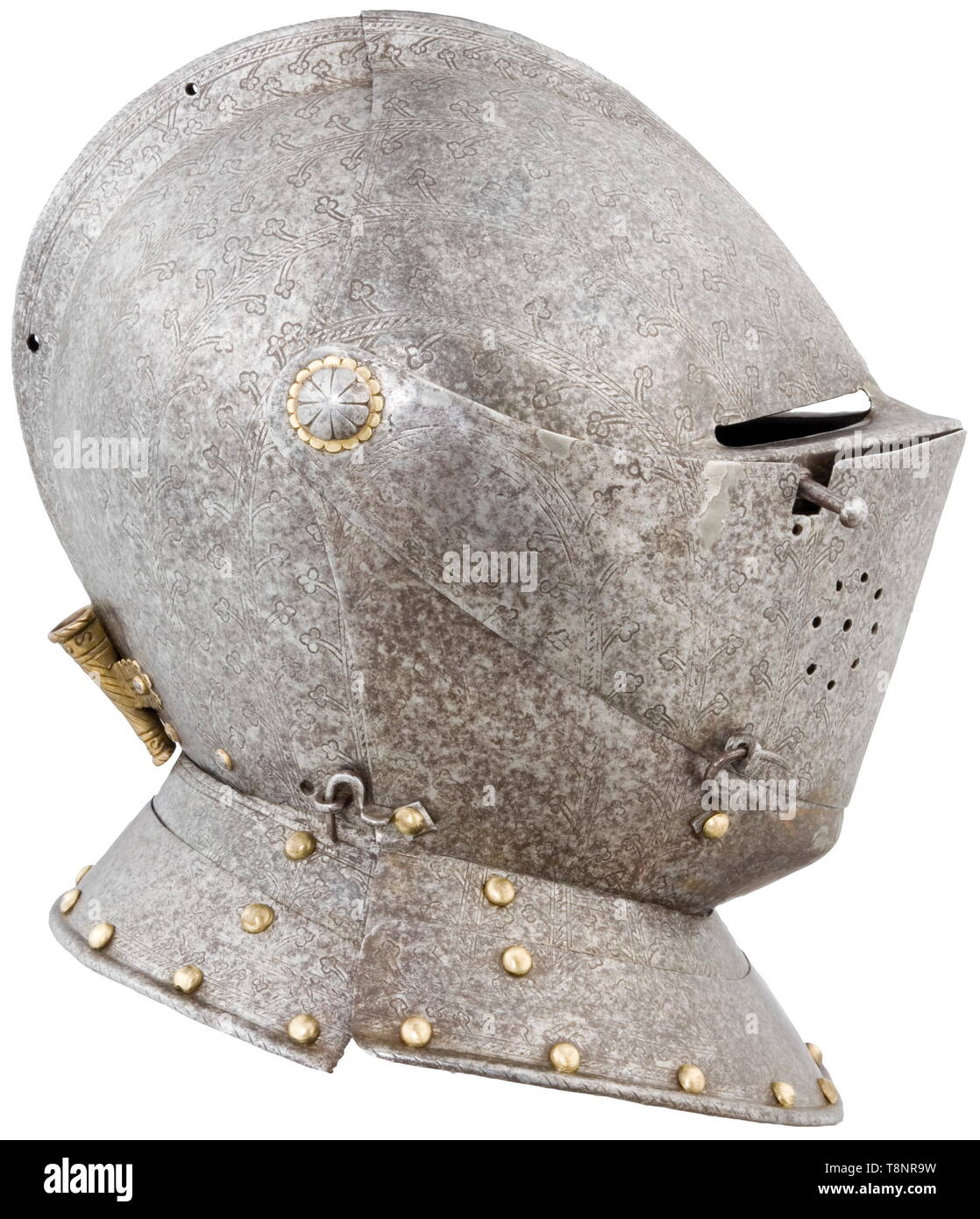 Un inciso elmetto tedesco, circa 1600 a chiudere il casco, attaccato completamente con trefoils e strisce. Il cranio è stato forgiato in un solo pezzo e ha un pettine con fili, una presa del pennacchio rivettata nel retro e a due lame protezione collo insieme con i rivetti. Due pezzi visiera mobile con occhio feritoie e fori di ventilazione su un lato. Il bevor fissa con un gancio e ha un gorget con girato sotto i bordi. L'interno è rivettata e stagno rinforzi saldati in luoghi. Isolate i resti di doratura sulla visiera. Altezza 30 cm. Provenienza: Hermann Historica, d'aste 52, 4 2 maggio Additional-Rights-Clearance-Info-Not-Available Foto Stock