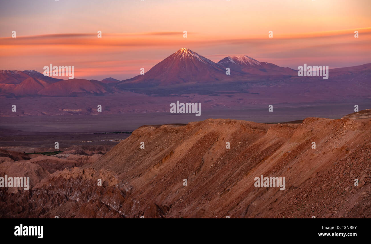 Sunset lunga esposizione del vulcano Licancabur da Marte valle Atacama Foto Stock