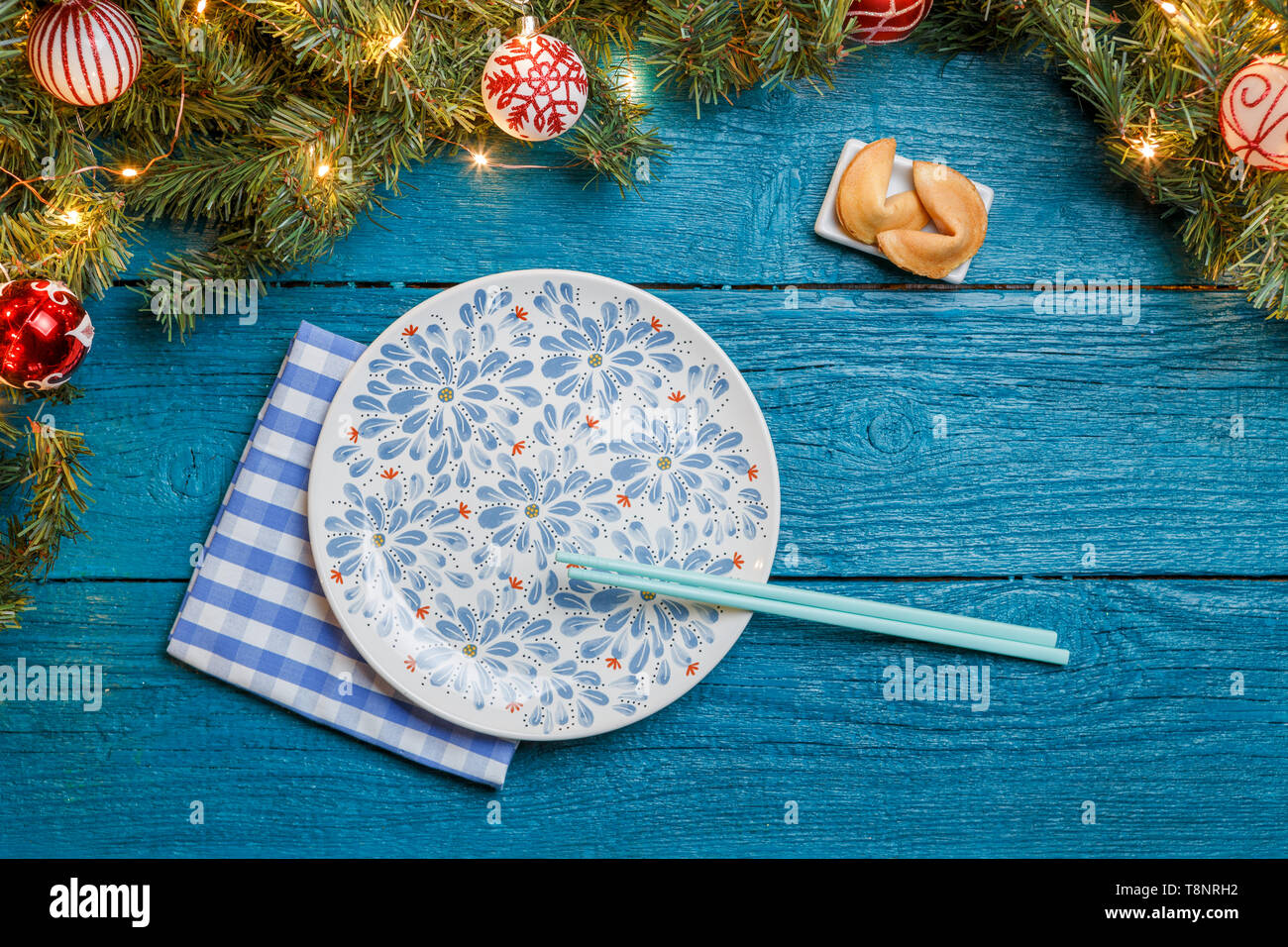 Immagine del nuovo anno dei rami di abete, i cookie con predizione, placchette, bacchette per sushi Foto Stock