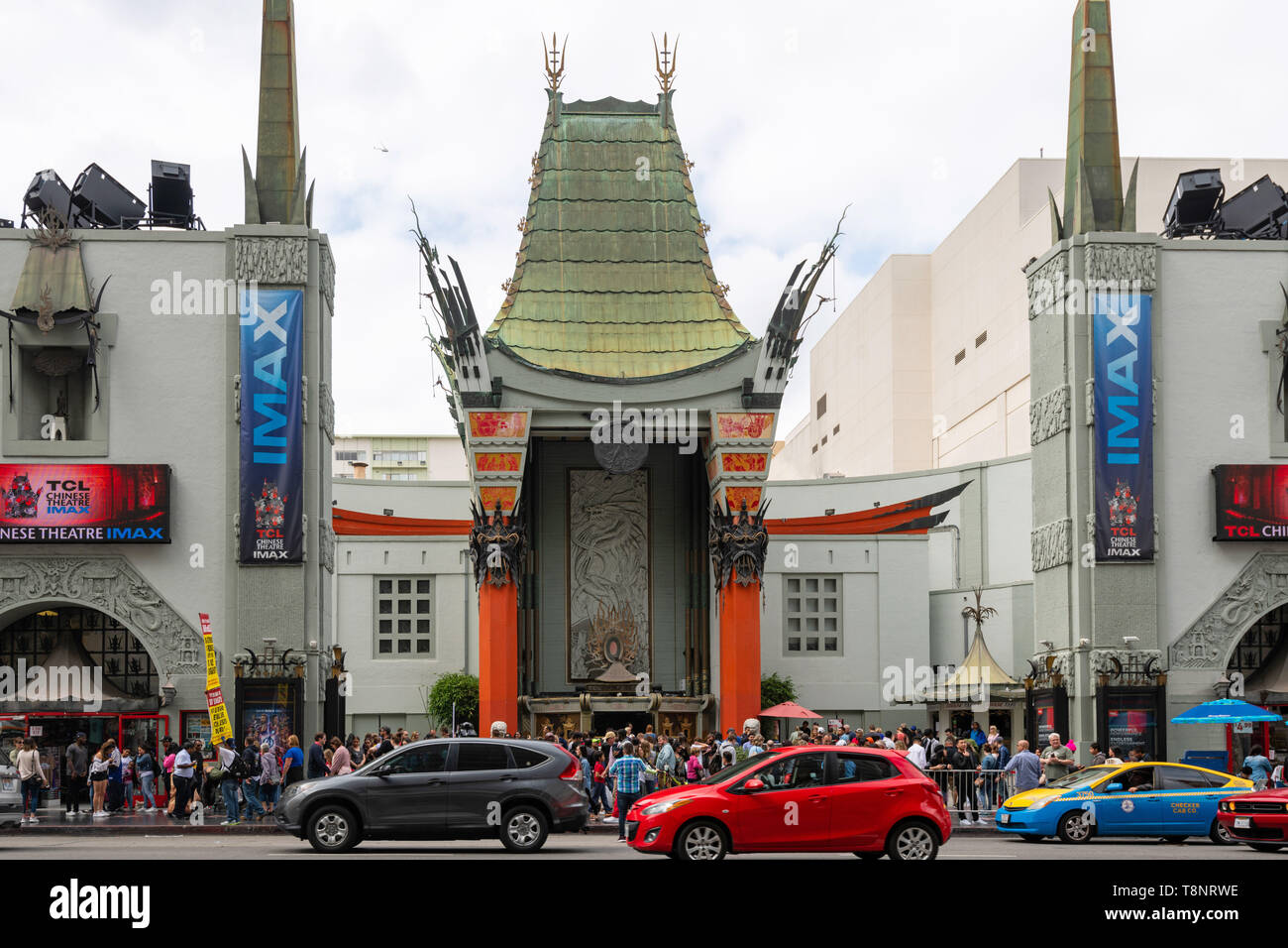 Los Angeles, California, Stati Uniti d'America: il Grauman's Chinese Theater, TCL Chinese Theatre, a piedi del telaio, Hollywood Boulevard.Caption locale *** Foto Stock