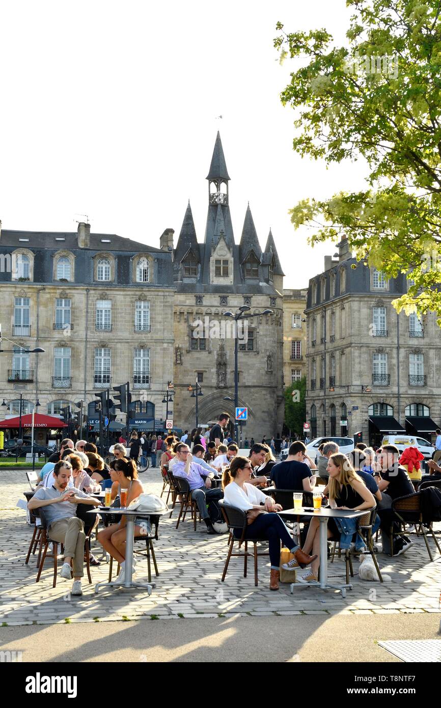 Francia, Gironde, Bordeaux, quartiere un sito del Patrimonio Culturale Mondiale dell UNESCO, quartiere di Saint Peter, il molo di Richelieu e porta Cailhau Foto Stock