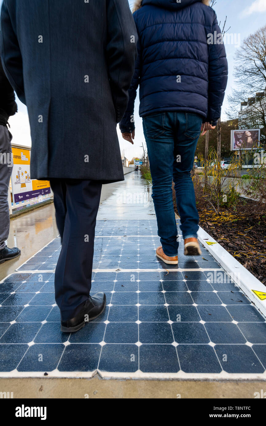 Nantes (nord-ovest della Francia): test di pannelli fotovoltaici sulla carreggiata. La sperimentazione del fiume risultae di Nantes dalla società SAMOA (proprietario Foto Stock