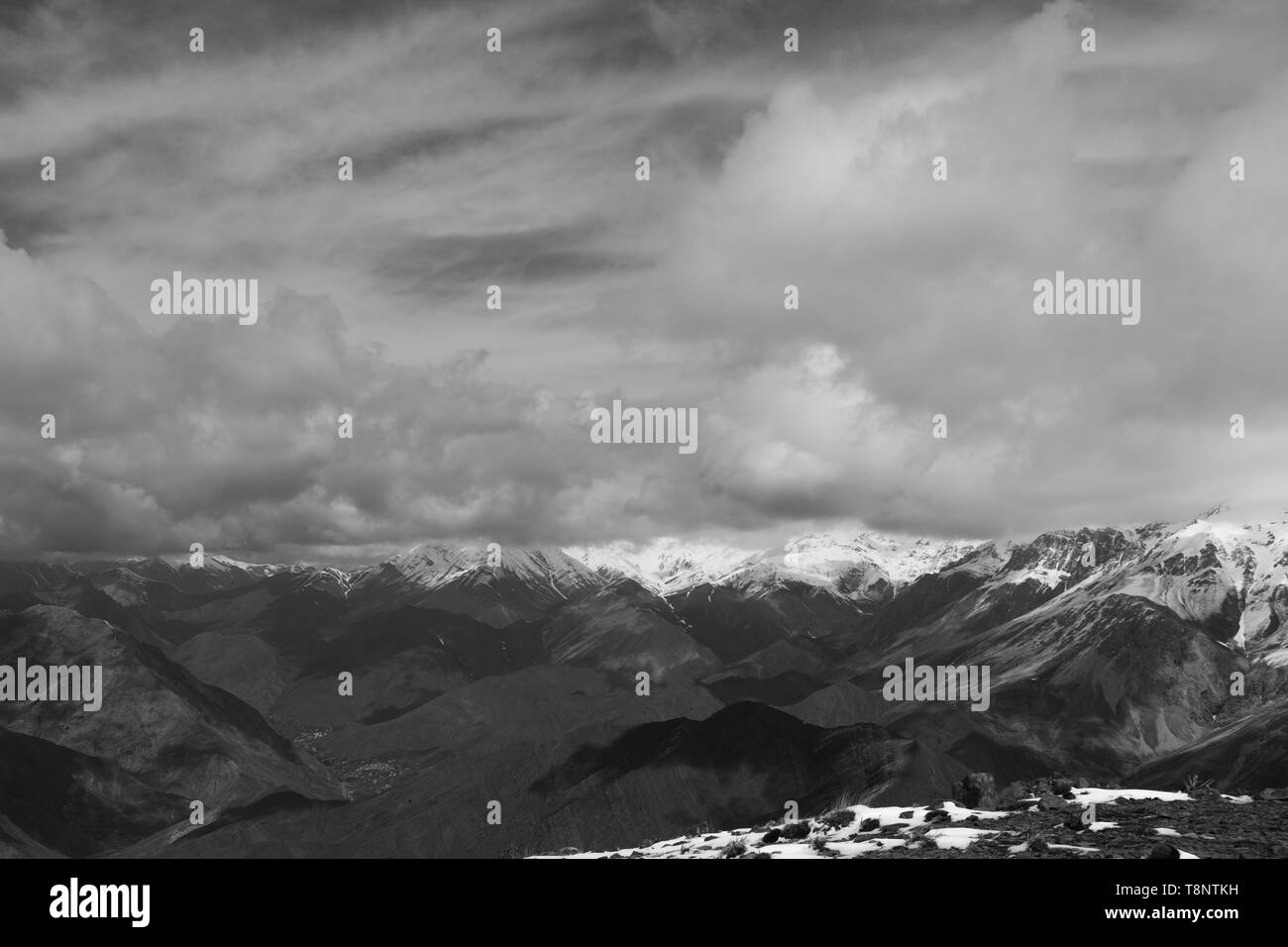 Un paesaggio di montagna innevata a Tehran, Iran. Foto Stock