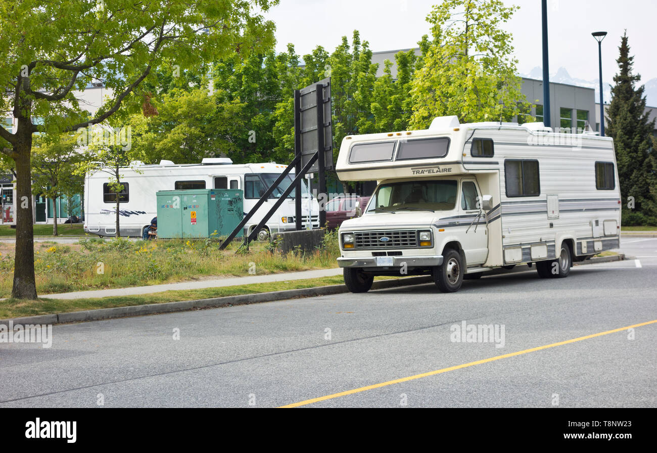 RVs parcheggiato nelle strade della città di North Vancouver, BC, Canada. Foto Stock
