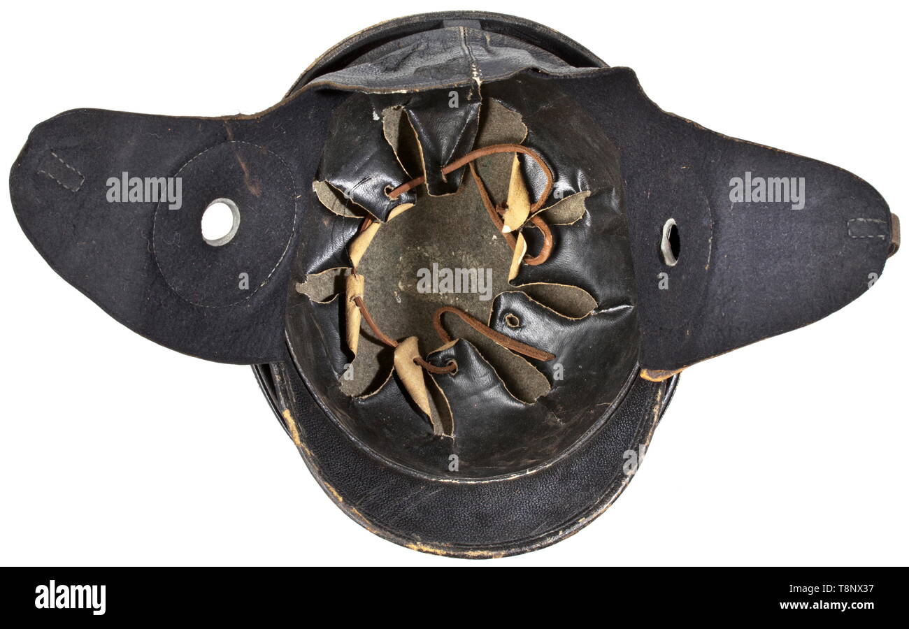 Un pilota francese il casco Roold tipo la copertina in pelle marrone, offset flangia, rinforzata copre l'orecchio, la nuca in pelle di capretto e paraorecchi nero con un rivestimento in feltro, pelle eyeshade. Rivestimento interno costituito da surrogati di cuoio. Compreso il flyer di occhiali con anti-nebbia lenti, telaio metallico, fodera felpata. storica, storica, truppa, truppe delle forze armate, militare, militaria, esercito, ala, del gruppo Air Force, forze aeree, xx secolo, Editorial-Use-solo Foto Stock