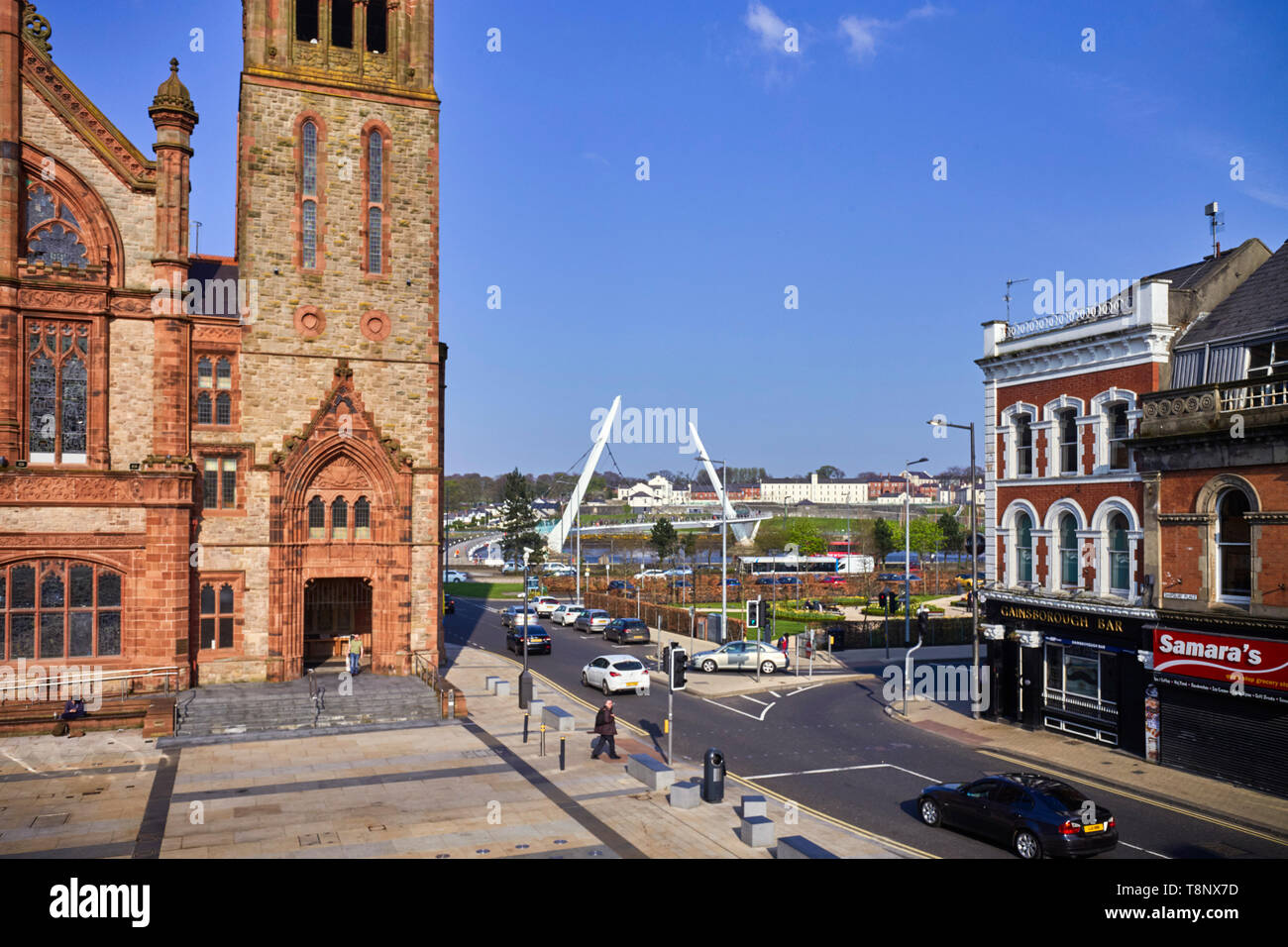 Derry City Guildhall con il ponte di pace in background Foto Stock