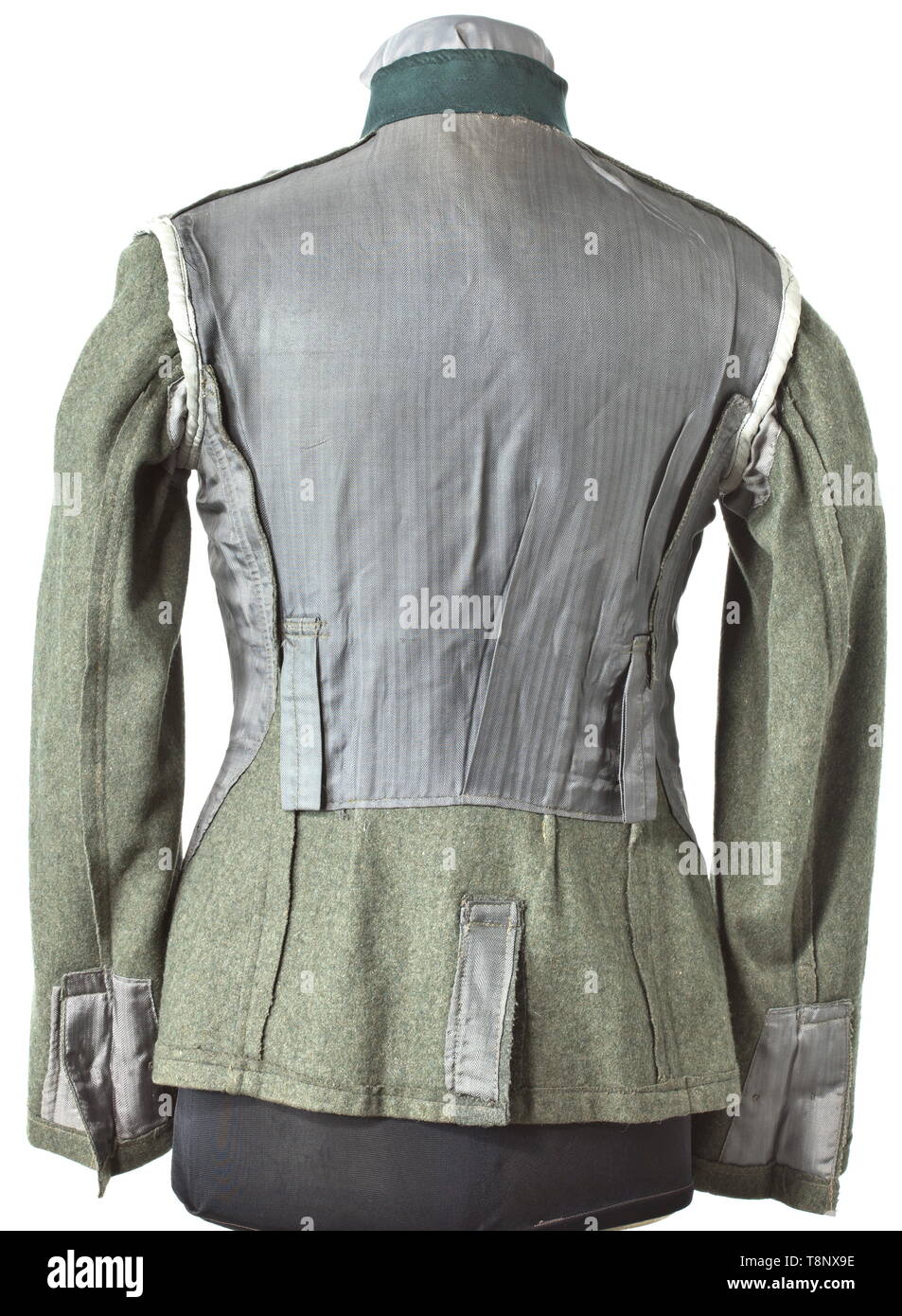 Una tunica di campo M 42/43 ("due-foro camicia') per un Unterführer della divisione "Hohenstaufen' campo-grigio in panno di lana con verde scuro collare di contrasto, campo-tasti grigi, acciaio-grigio motivo a spina di pesce con rivestimento "S-BW'- e dimensione affrancature. Collare di tessuto patch, RZM-macchina-manicotto ricamato eagle e BeVo-tessuto bracciale titolo "Hohenstaufen". Le insegne sono macchine cucito. storica, storica del xx secolo, 1930S, 1940s, Waffen-SS Divisione armati delle SS, servizio armato, servizi armati, NS, il socialismo nazionale, il nazismo, il terzo Reich, Reich tedesco, Germania, militare, milita, Editorial-Use-solo Foto Stock